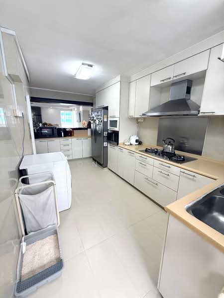 818 Woodlands Street 82 HDB Flat For Sale at S$ 1,199,000 | PropertyGuru Singapore - Kitchen