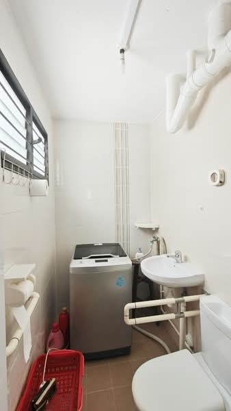 235 Serangoon Avenue 3 HDB Flat For Sale at S$ 599,999 | PropertyGuru Singapore - Bathroom