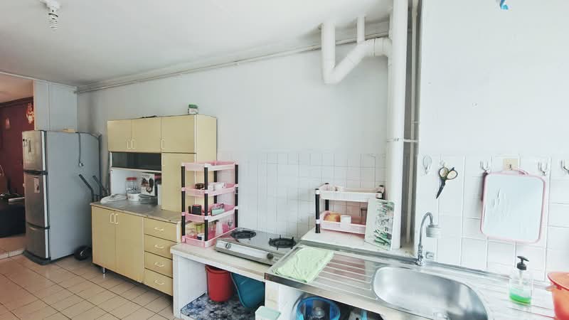 235 Serangoon Avenue 3 HDB Flat For Sale at S$ 599,999 | PropertyGuru Singapore - Kitchen