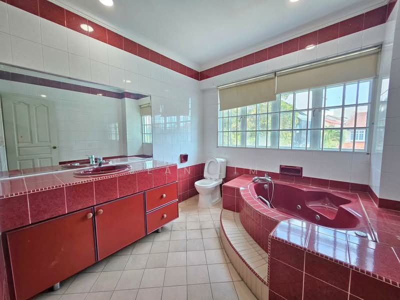 Rare 5 Bedroom Spacious Siglap Semi D, Siglap Road, 5 Bedrooms, 3,000 sqft, Semi-Detached House For Rent, by Jean Lim, 500060770 - Bathroom - PropertyGuru.com.sg