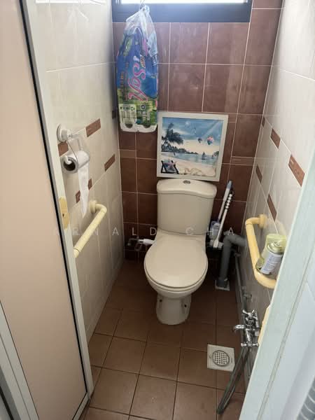 213 Lorong 8 Toa Payoh HDB Flat For Sale at S$ 588,000 | PropertyGuru Singapore - Bathroom