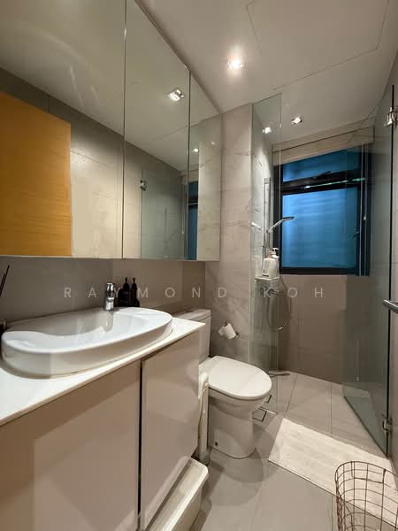 WaterScape @ Cavenagh Apartment For Sale at S$ 3,000,000 | PropertyGuru Singapore - Bathroom