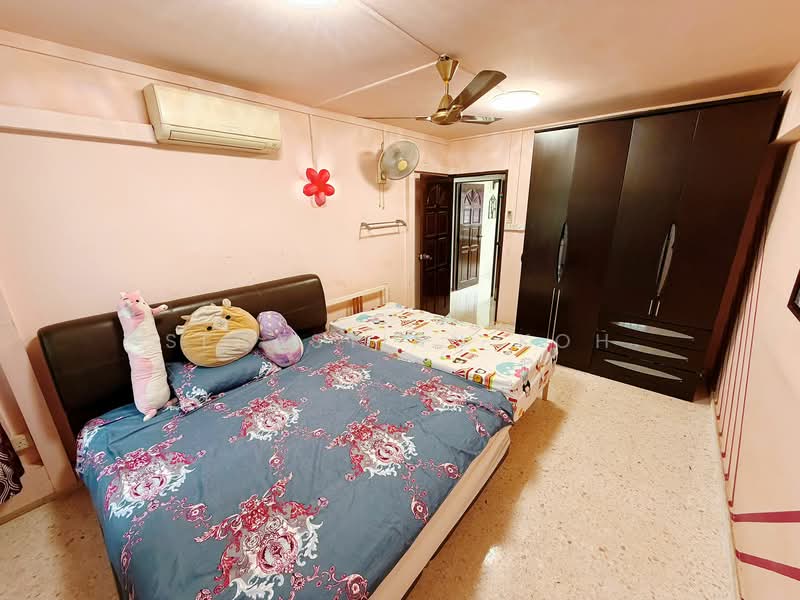 235 Tampines Street 21 HDB Flat For Sale at S$ 650,000 | PropertyGuru Singapore - Bedroom