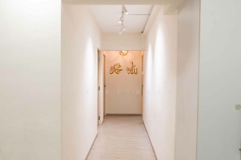 724 Tampines Street 71 HDB Flat For Sale at S$ 820,000 | PropertyGuru Singapore - Corridor