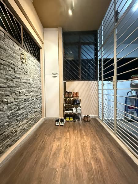 322 Bukit Batok Street 33 HDB Flat For Sale at S$ 555,000 | PropertyGuru Singapore - Balcony