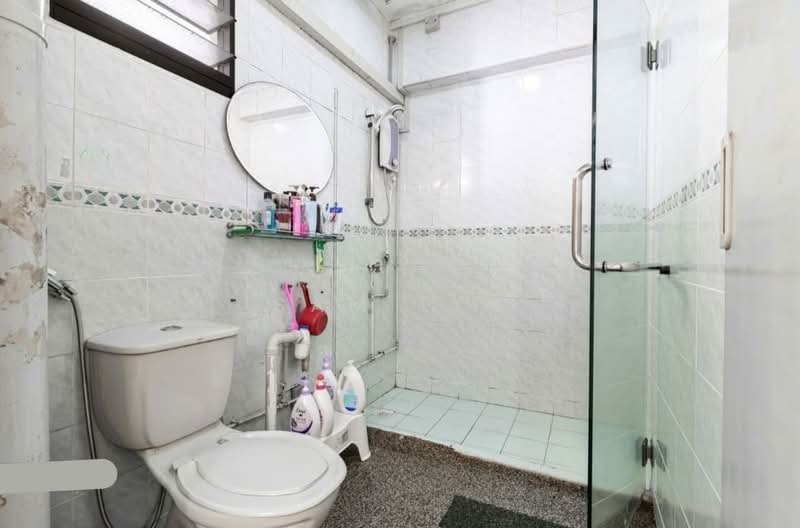 575 Woodlands Drive 16 HDB Flat For Sale at S$ 550,000 | PropertyGuru Singapore - Bathroom
