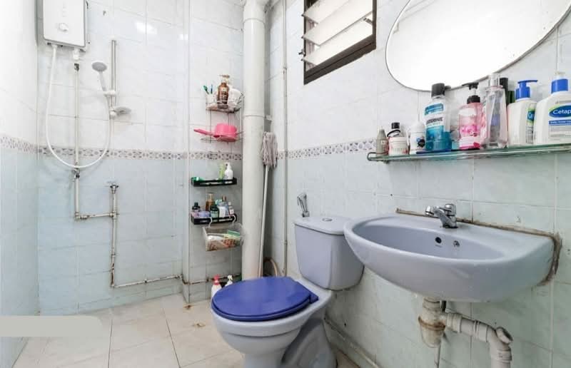 575 Woodlands Drive 16 HDB Flat For Sale at S$ 550,000 | PropertyGuru Singapore - Bathroom