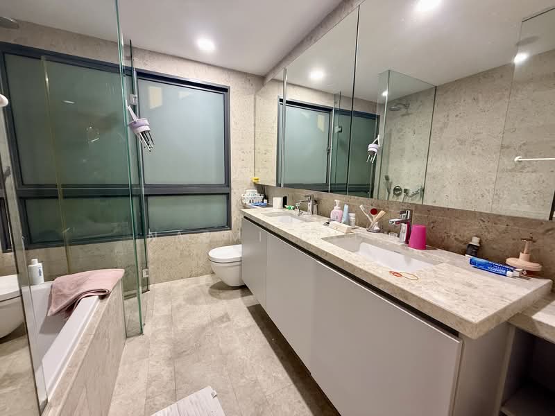Pavilion Park, Pavilion Circle, 6 Bedrooms, 3,000 sqft, Terraced House For Rent, by Naomi Chua, 500060850 - Master Bathroom - PropertyGuru.com.sg