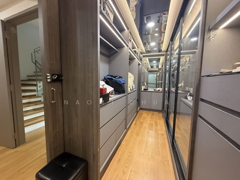 Pavilion Park, Pavilion Circle, 6 Bedrooms, 3,000 sqft, Terraced House For Rent, by Naomi Chua, 500060850 - Walk in Wardrobe - PropertyGuru.com.sg