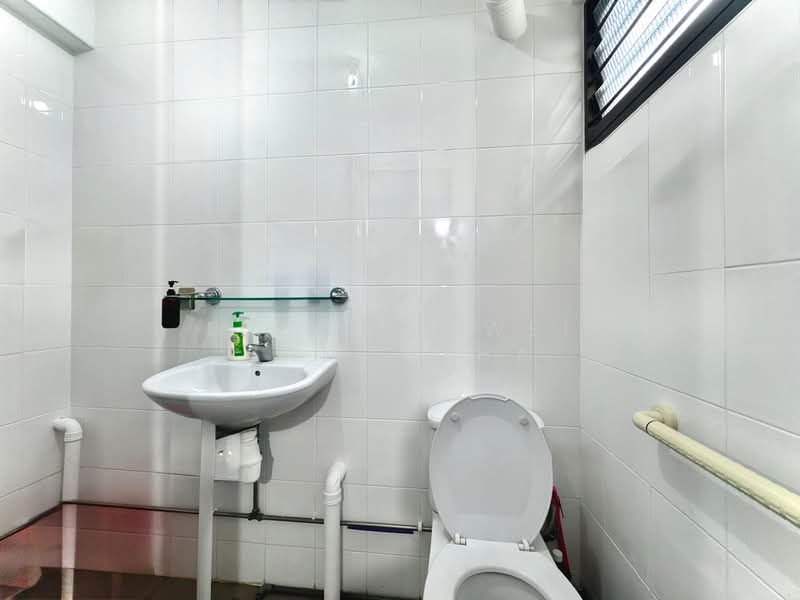 315 Bukit Batok Street 32 HDB Flat For Sale at S$ 499,000 | PropertyGuru Singapore - Master Bathroom