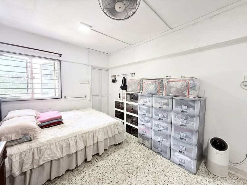 232 Ang Mo Kio Avenue 3 HDB Flat For Sale at S$ 600,000 | PropertyGuru Singapore - Bedroom
