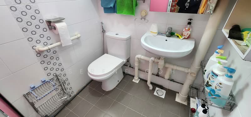 154 Ang Mo Kio Avenue 5 HDB Flat For Sale at S$ 418,000 | PropertyGuru Singapore - Bathroom