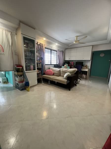 417 Jurong West Street 42 HDB Flat For Sale at S$ 530,000 | PropertyGuru Singapore - Living Room