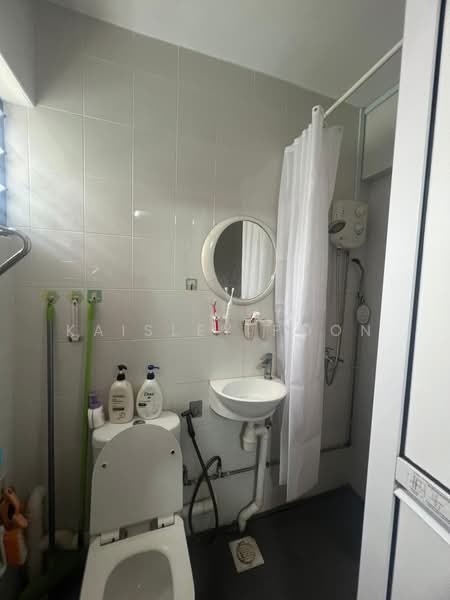 417 Jurong West Street 42 HDB Flat For Sale at S$ 530,000 | PropertyGuru Singapore - Bathroom