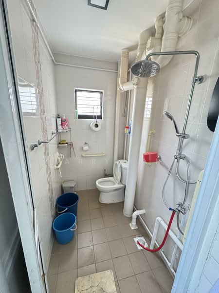 477 Jurong West Street 41, 477 Jurong West Street 41, 2 Bedrooms, 786 sqft, HDB Flat For Rent, by Larry Tan, 500060964 - Bathroom - PropertyGuru.com.sg