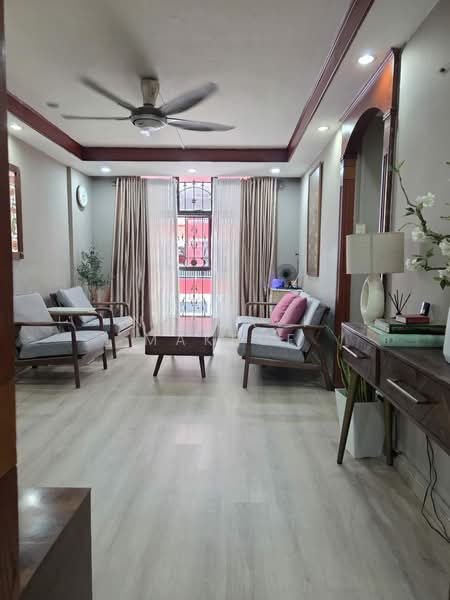 360A Admiralty Drive HDB Flat For Sale at S$ 575,000 | PropertyGuru Singapore - Living Room