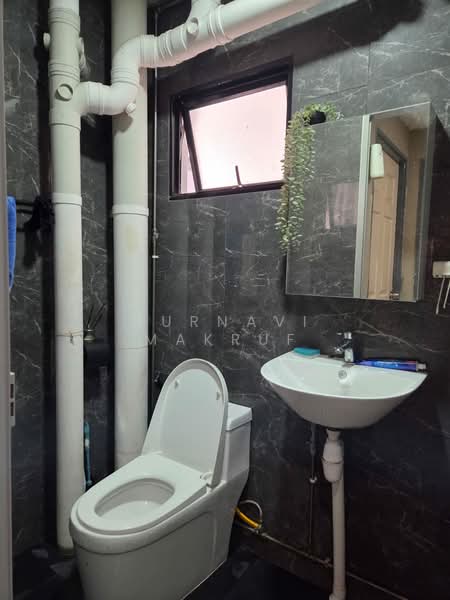 360A Admiralty Drive HDB Flat For Sale at S$ 575,000 | PropertyGuru Singapore - Bathroom