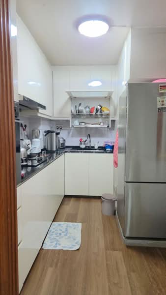 360A Admiralty Drive HDB Flat For Sale at S$ 575,000 | PropertyGuru Singapore - Kitchen