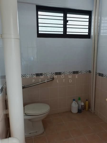 921 Tampines Street 91 HDB Flat For Sale at S$ 665,000 | PropertyGuru Singapore - Bathroom