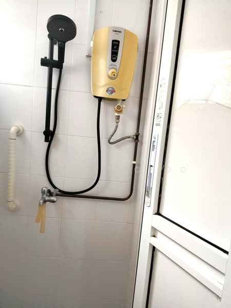 335 Bukit Batok Street 32, 335 Bukit Batok Street 32, Room Rental, 120 sqft, HDB Flat For Rent, by Steven Choo, 500061015 - Bathroom - PropertyGuru.com.sg