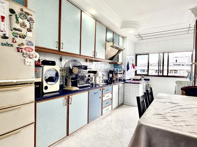 69 Telok Blangah Heights HDB Flat For Sale at S$ 698,000 | PropertyGuru Singapore - Kitchen