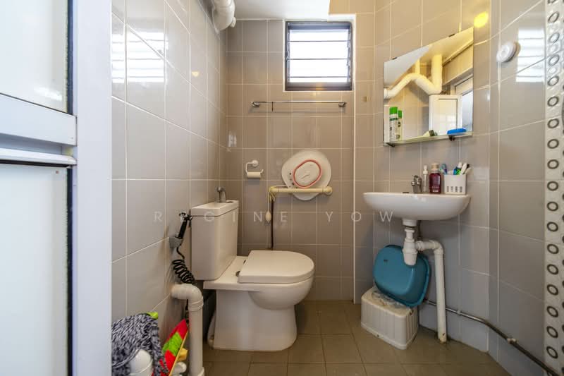 236 Jurong East Street 21 HDB Flat For Sale at S$ 520,000 | PropertyGuru Singapore - Bathroom
