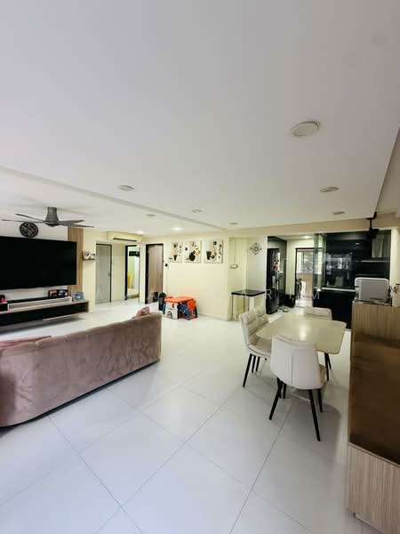 740 Woodlands Circle HDB Flat For Sale at S$ 650,000 | PropertyGuru Singapore - Living Room