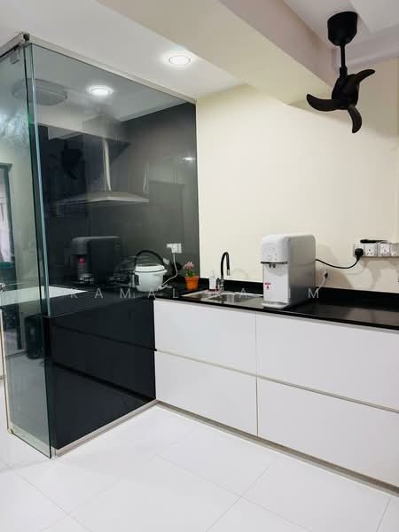 740 Woodlands Circle HDB Flat For Sale at S$ 650,000 | PropertyGuru Singapore - Kitchen