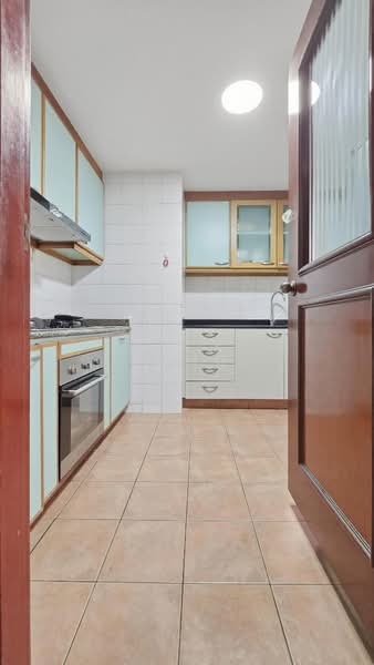Seletaris Condominium For Sale at S$ 1,900,000 | PropertyGuru Singapore - Kitchen