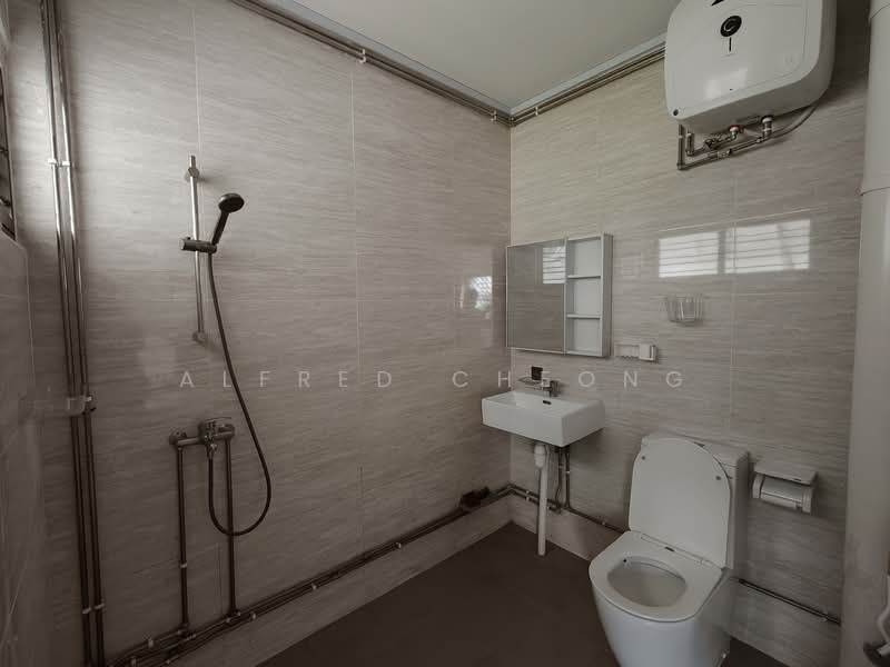 824 Yishun Street 81, 824 Yishun Street 81, 3 Bedrooms, 1,571 sqft, HDB Flat For Rent, by Alfred Cheong, 500061121 - Bathroom - PropertyGuru.com.sg