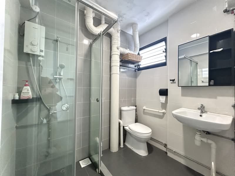 220 Jurong East Street 21, 220 Jurong East Street 21, 3 Bedrooms, 1,270 sqft, HDB Flat For Rent, by Ivy Yeo, 500061148 - Common Bathroom - PropertyGuru.com.sg