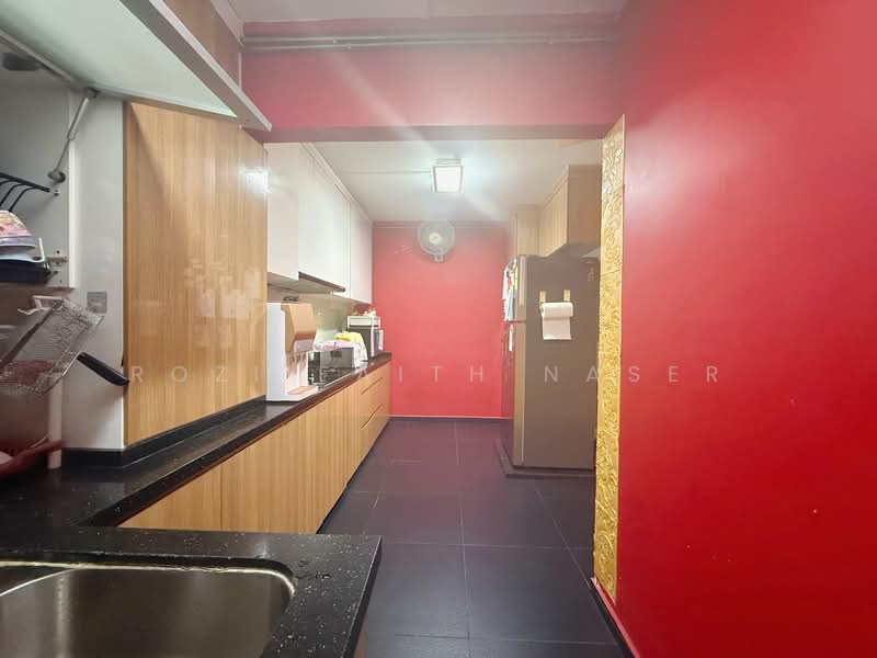 615 Woodlands Avenue 4 HDB Flat For Sale at S$ 780,000 | PropertyGuru Singapore - Kitchen