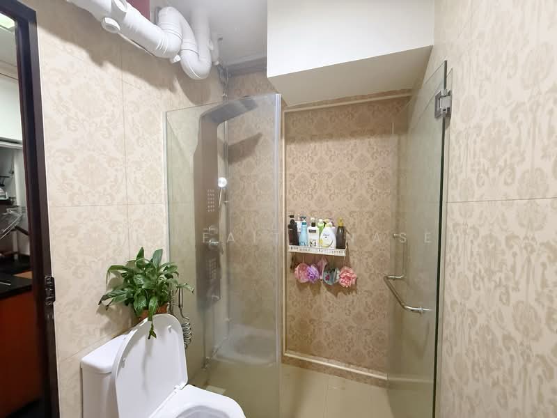 615 Woodlands Avenue 4 HDB Flat For Sale at S$ 780,000 | PropertyGuru Singapore - Bathroom