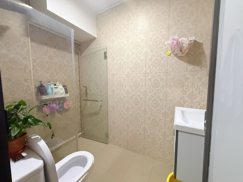 615 Woodlands Avenue 4 HDB Flat For Sale at S$ 780,000 | PropertyGuru Singapore - Bathroom