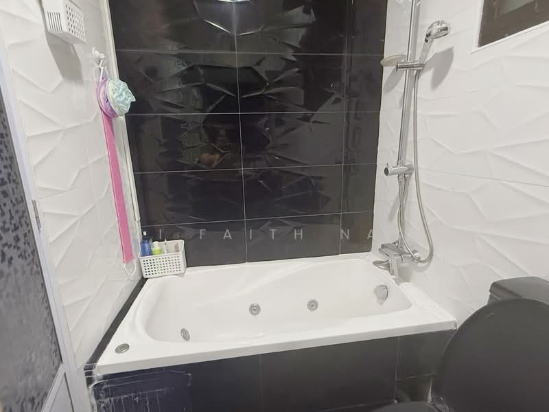 615 Woodlands Avenue 4 HDB Flat For Sale at S$ 780,000 | PropertyGuru Singapore - Bathroom