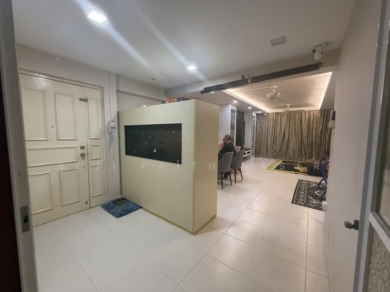 615 Woodlands Avenue 4 HDB Flat For Sale at S$ 780,000 | PropertyGuru Singapore - Entrance