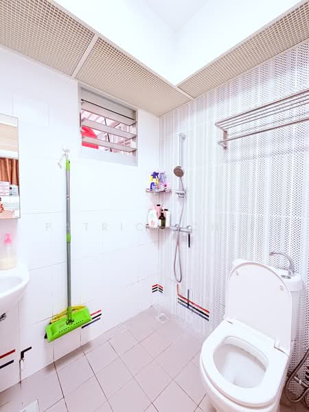 79 Dawson Road HDB Flat For Sale at S$ 1,220,000 | PropertyGuru Singapore - Bathroom