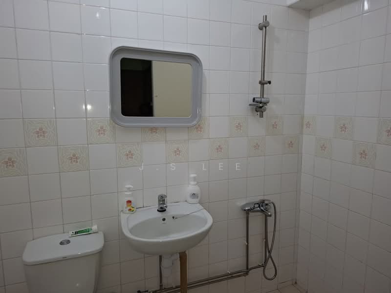 124C Rivervale Drive HDB Flat For Sale at S$ 595,000 | PropertyGuru Singapore - Bathroom