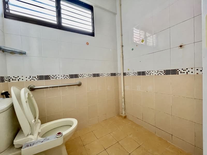 935 Tampines Street 91 HDB Flat For Sale at S$ 650,000 | PropertyGuru Singapore - Bathroom