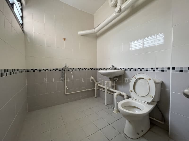 935 Tampines Street 91 HDB Flat For Sale at S$ 650,000 | PropertyGuru Singapore - Master Bathroom
