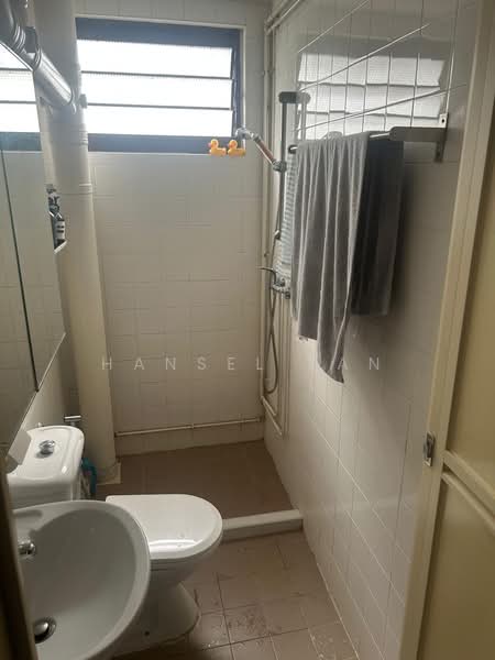 4 Jalan Bukit Ho Swee, 4 Jalan Bukit Ho Swee, 2 Bedrooms, 635 sqft, HDB Flat For Rent, by Hansel Tan, 500061227 - Bathroom - PropertyGuru.com.sg