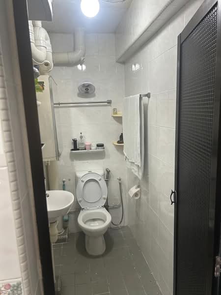 4 Jalan Bukit Ho Swee, 4 Jalan Bukit Ho Swee, 2 Bedrooms, 635 sqft, HDB Flat For Rent, by Hansel Tan, 500061227 - Bathroom - PropertyGuru.com.sg