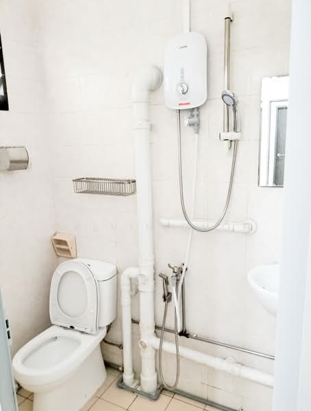 329 Ang Mo Kio Avenue 3, 329 Ang Mo Kio Avenue 3, 3 Bedrooms, 785 sqft, HDB Flat For Rent, by Calvin Choh, 500061233 - Bathroom - PropertyGuru.com.sg