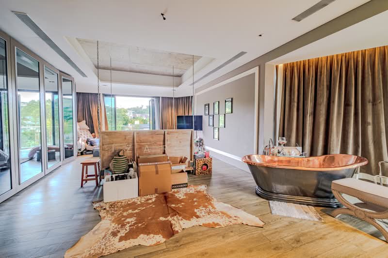 Beautiful FREEHOLD / 999 years Detached House at Hua Guan Avenue Detached House For Sale at S$ 14,800,000 | PropertyGuru Singapore - Living Room