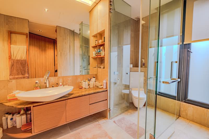 Beautiful FREEHOLD / 999 years Detached House at Hua Guan Avenue Detached House For Sale at S$ 14,800,000 | PropertyGuru Singapore - Bathroom