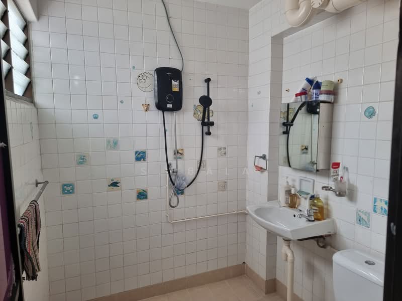 236 Bukit Batok East Avenue 5 HDB Flat For Sale at S$ 548,888 | PropertyGuru Singapore - Bathroom