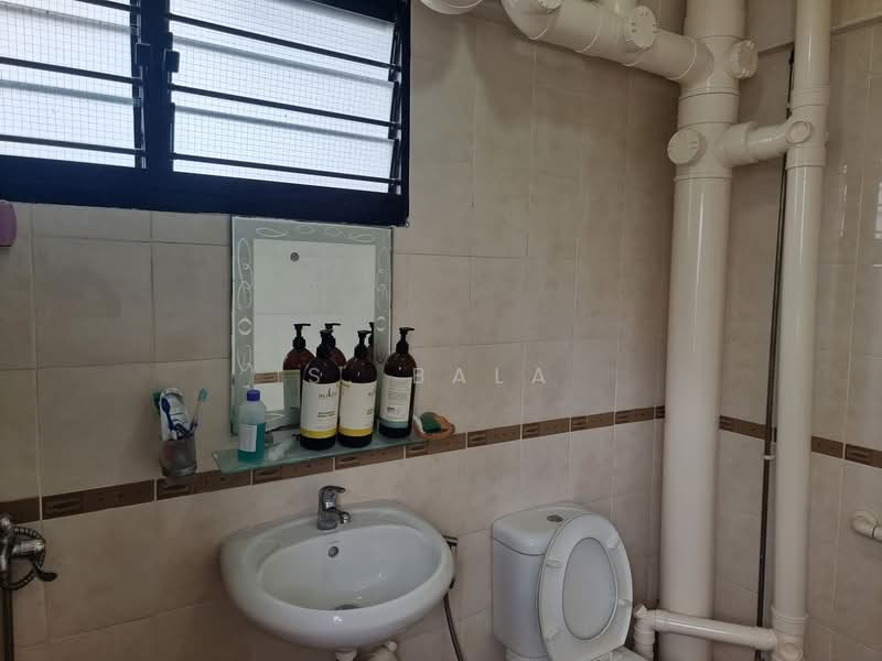 236 Bukit Batok East Avenue 5 HDB Flat For Sale at S$ 548,888 | PropertyGuru Singapore - Bathroom