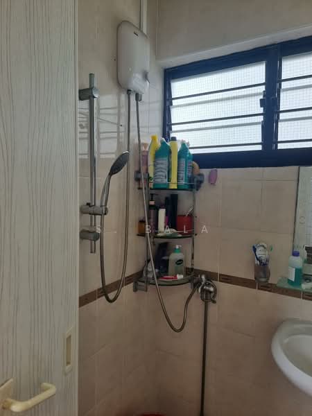 236 Bukit Batok East Avenue 5 HDB Flat For Sale at S$ 548,888 | PropertyGuru Singapore - Bathroom