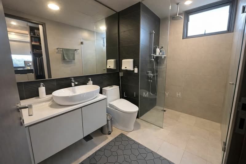 Vue 8 Residence, Pasir Ris Heights, 4 Bedrooms, 1,346 sqft, Condominium For Rent, by Edwin Lim YH, 500061273 - Master Bathroom - PropertyGuru.com.sg