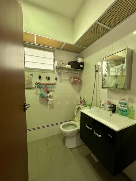 812B Choa Chu Kang Avenue 7 HDB Flat For Sale at S$ 768,000 | PropertyGuru Singapore - Bathroom